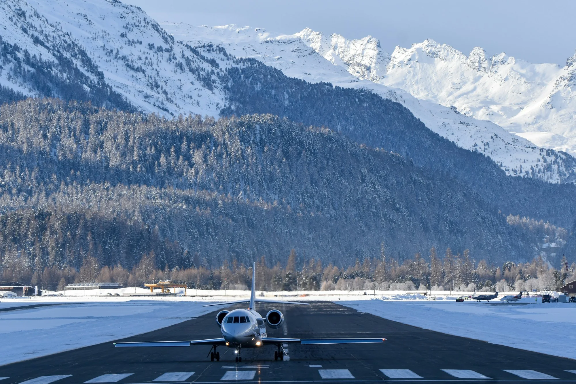 Jet privé face aux sommets enneigés de l’Engadine, sur la piste de Samedan en Suisse